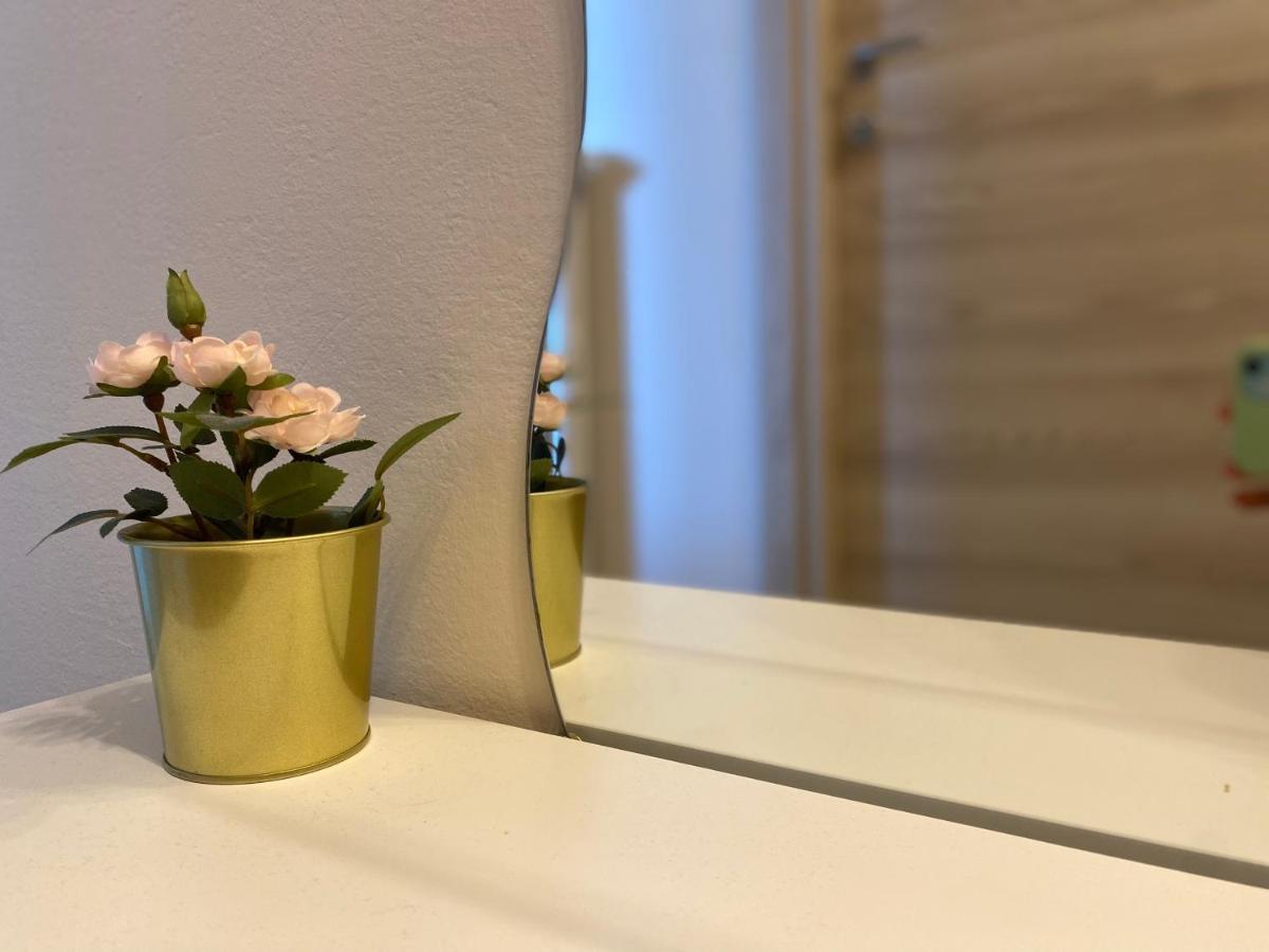 Flowers & Garden Apartment Con Vista Lago Manerba del Garda Εξωτερικό φωτογραφία