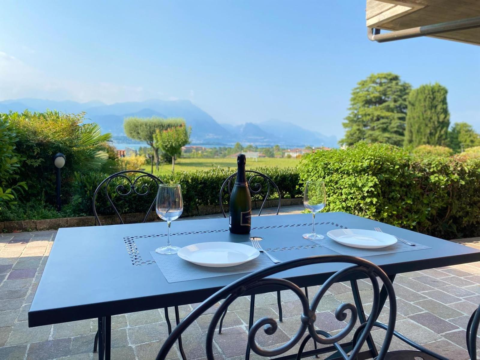 Flowers & Garden Apartment Con Vista Lago Manerba del Garda Εξωτερικό φωτογραφία